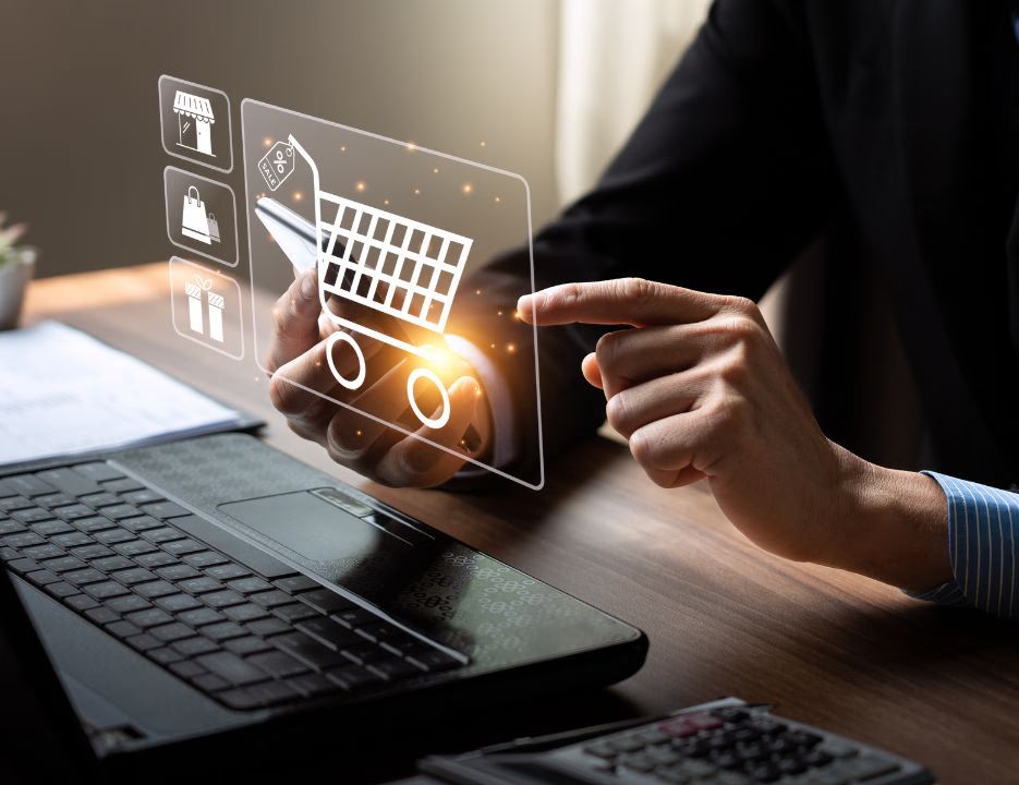 Pessoa fazendo compra online pelo celular, com ícone de carrinho